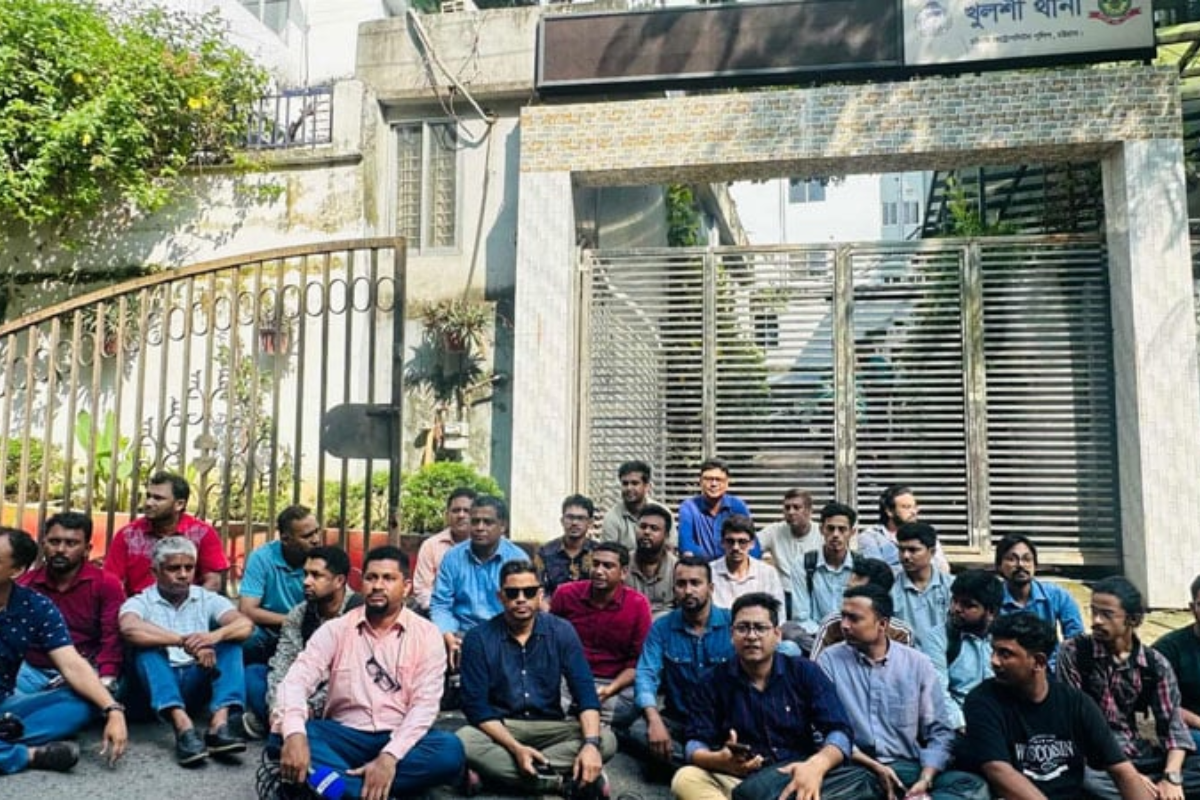 চট্টগ্রামে সাংবাদিককে ‘ফ্যাসিস্ট’ বলে পুলিশের মারধর