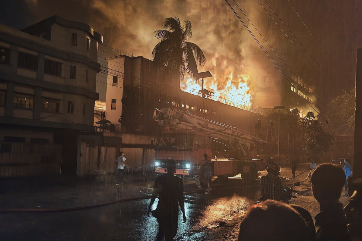 চট্টগ্রামে ৮ ঘণ্টায়ও নিয়ন্ত্রণে আসে নাই কারখানার আগুন