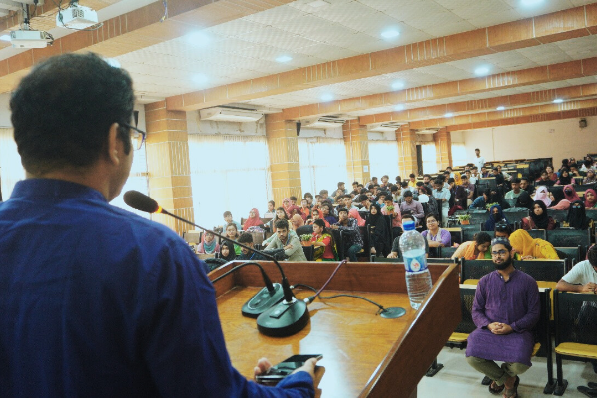 ইনডোর প্লান্ট দিয়ে নবীনদের বরণ করল যবিপ্রবি ডিবেট ক্লাব