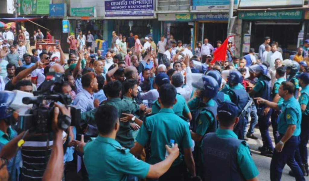 চট্টগ্রাম বন্দরে এনসিটি ইজারা না দেওয়ার দাবিতে শ্রমিকদের বিক্ষোভ, অনশন কর্মসূচির ঘোষণা 3 Add a subheading 2025 10 23T023608.074 1761165395 চট্টগ্রাম বন্দরে এনসিটি ইজারা না দেওয়ার দাবিতে শ্রমিকদের বিক্ষোভ, অনশন কর্মসূচির ঘোষণা
