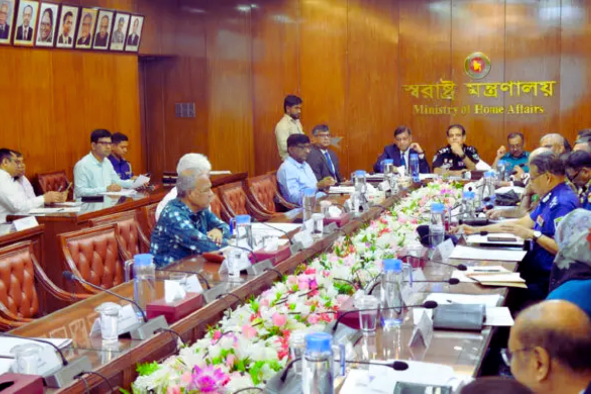 পুলিশে পদোন্নতি-বদলিতে তদবিরকারীদের ধরতে নির্দেশ স্বরাষ্ট্র উপদেষ্টার