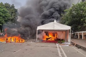 মানিক মিয়া এভিনিউ রণক্ষেত্র: পুলিশ-বিক্ষোভকারীদের সংঘর্ষ, ভাঙচুর ও অগ্নিসংযোগ