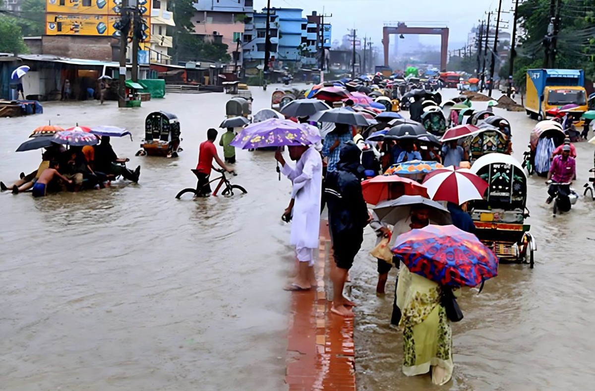 অঝোর বৃষ্টিতে ভোগান্তিতে রাজধানীবাসীরা