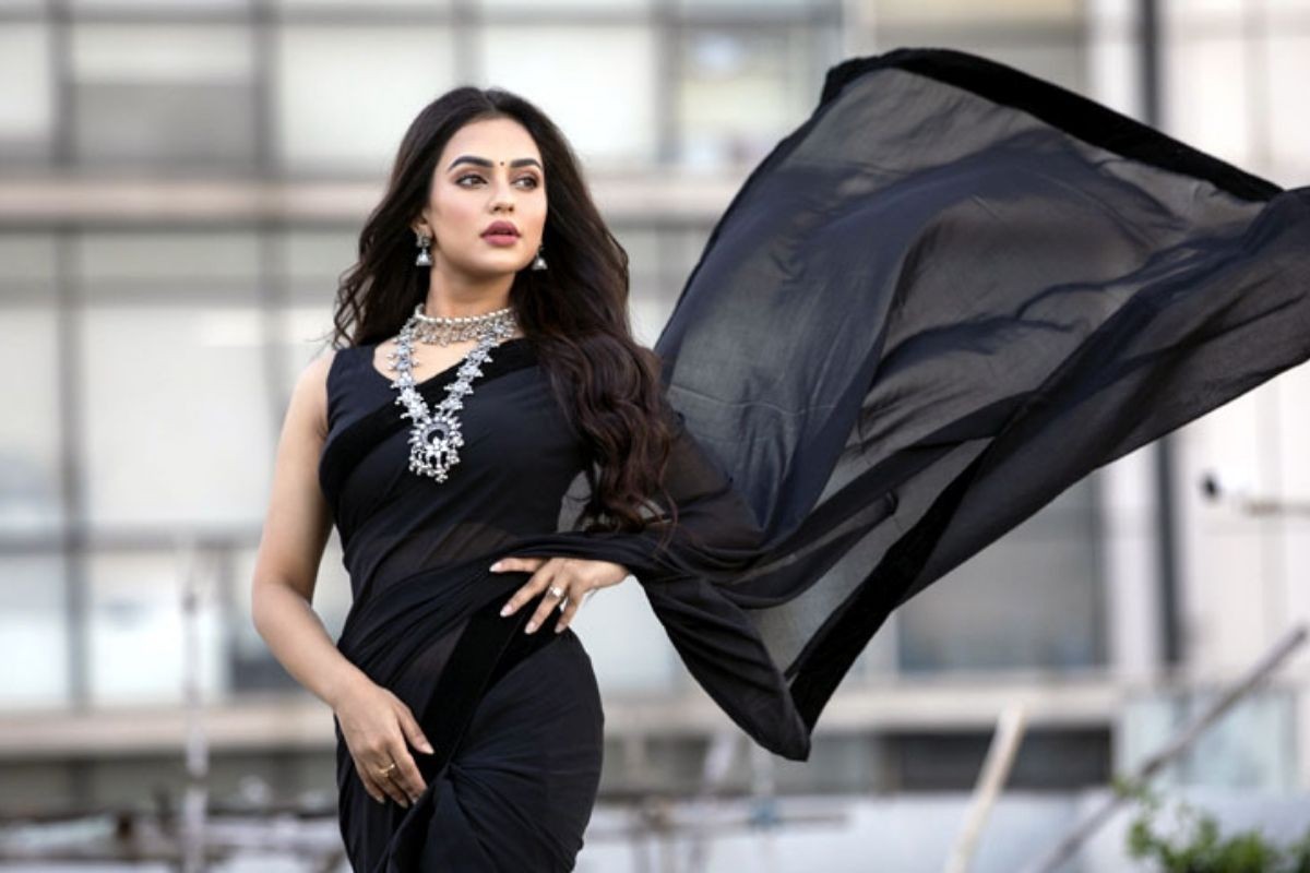 অনলাইনে মানুষের কাছে টাকা চাইছেন অভিনেত্রী নুসরাত ফারিয়া!