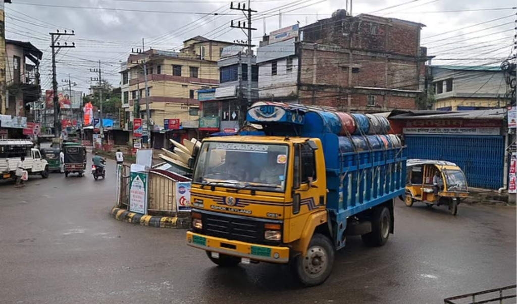 অবরোধ স্থগিত: খাগড়াছড়িতে খুলেছে দোকানপাট, বেড়েছে চলাচল 4 অবরোধ স্থগিত খাগড়াছড়িতে খুলেছে দোকানপাট বেড়েছে চলাচল 1759324591 অবরোধ স্থগিত: খাগড়াছড়িতে খুলেছে দোকানপাট, বেড়েছে চলাচল