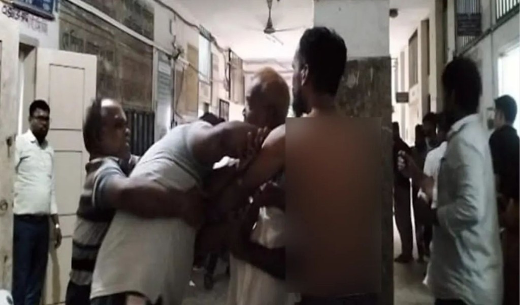 অ্যাম্বুলেন্স চালকদের সংঘর্ষে বন্ধ হাসপাতাল, চিকিৎসা না পেয়ে রোগী মৃত্যু 4 অ্যাম্বুলেন্স চালকদের সংঘর্ষে বন্ধ হাসপাতাল চিকিৎসা না পেয়ে রোগী মৃত্যু 1760008375 অ্যাম্বুলেন্স চালকদের সংঘর্ষে বন্ধ হাসপাতাল, চিকিৎসা না পেয়ে রোগী মৃত্যু