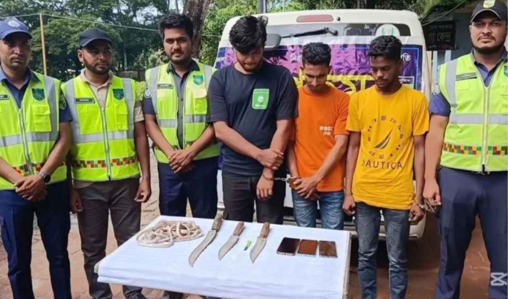 অ্যাম্বুলেন্সে লুকানো ছিল ডাকাতির সরঞ্জাম, আটক ৩ 3 অ্যাম্বুলেন্সে লুকানো ছিল ডাকাতির সরঞ্জাম আটক ৩ 1759845140 অ্যাম্বুলেন্সে লুকানো ছিল ডাকাতির সরঞ্জাম, আটক ৩