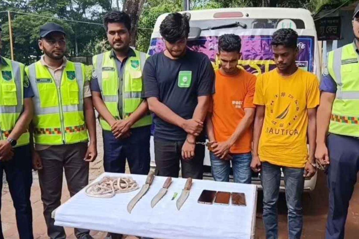 অ্যাম্বুলেন্সে লুকানো ছিল ডাকাতির সরঞ্জাম, আটক ৩