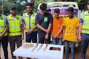 অ্যাম্বুলেন্সে লুকানো ছিল ডাকাতির সরঞ্জাম, আটক ৩
