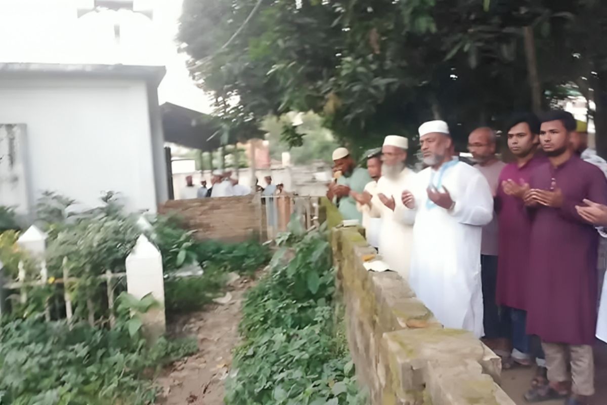 আওয়ামী লীগ নেতার কবর জিয়ারতে জামায়াতের এমপি প্রার্থী