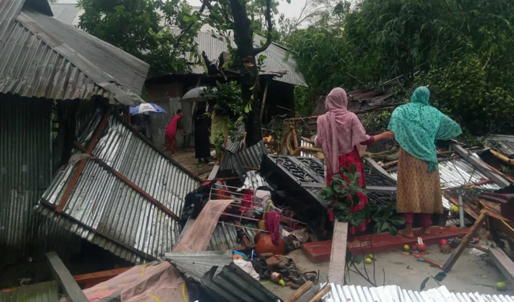 আকস্মিক ঝড়ে শতাধিক ঘরবাড়ি লণ্ডভণ্ড 4 আকস্মিক ঝড়ে শতাধিক ঘরবাড়ি লণ্ডভণ্ড 1 1759656366 আকস্মিক ঝড়ে শতাধিক ঘরবাড়ি লণ্ডভণ্ড