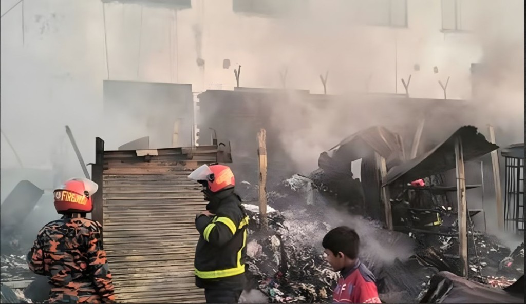 আগুনে পুড়ে ছাই কাপড় কাটিং কারখানা 4 আগুনে পুড়ে ছাই কাপড় কাটিং কারখানা 1759735628 আগুনে পুড়ে ছাই কাপড় কাটিং কারখানা
