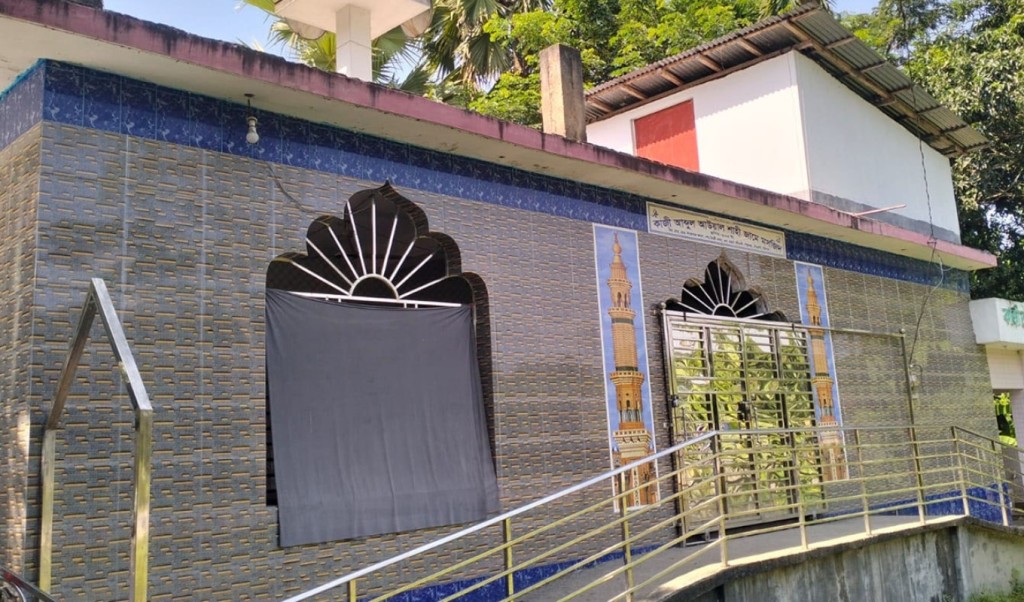 আজানের সময় ইমামের টাকা নিয়ে পালাল চোর 4 আজানের সময় ইমামের টাকা নিয়ে পালাল চোর 1760958842 আজানের সময় ইমামের টাকা নিয়ে পালাল চোর