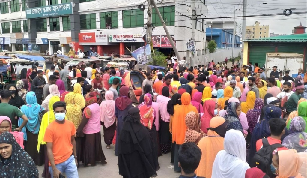আট কারখানা খুলে দেয়ার দাবিতে শ্রমিকদের বিক্ষোভ 3 আট কারখানা খুলে দেয়ার দাবিতে শ্রমিকদের বিক্ষোভ 1760777297 আট কারখানা খুলে দেয়ার দাবিতে শ্রমিকদের বিক্ষোভ