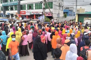 আট কারখানা খুলে দেয়ার দাবিতে শ্রমিকদের বিক্ষোভ