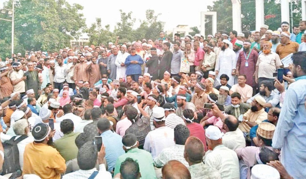 চতুর্থ দিনের মতো চলছে এমপিওভুক্ত শিক্ষক-কর্মচারীদের আন্দোলন 3 আন্দোলন 1760503806 চতুর্থ দিনের মতো চলছে এমপিওভুক্ত শিক্ষক-কর্মচারীদের আন্দোলন