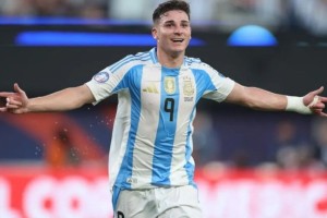 আর্জেন্টাইন তারকা আলভারেজের চোখে ‘ফুটবলে সর্বকালের সেরা’ কারা?