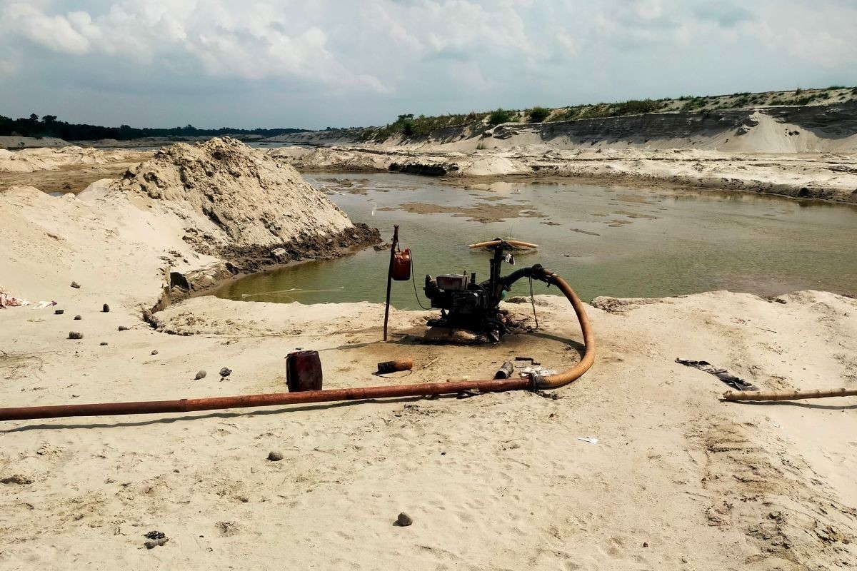 ইজারাকৃত বালু উত্তোলন ঠেকান মানববন্ধন করে, এখন লুটছেন নিজেরাই