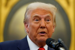 ইসরায়েলকে বোমাবর্ষণ থামাতে আহ্বান ট্রাম্পের