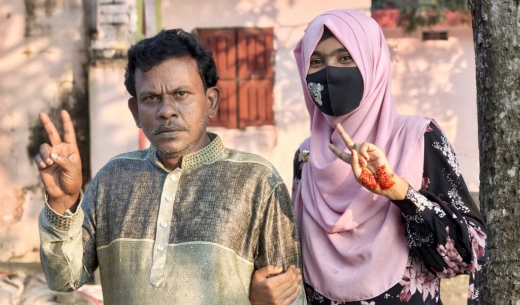 এইচএসসিতে একসঙ্গে পাস করলেন বাবা-মেয়ে 3 এইচএসসিতে একসঙ্গে পাস করলেন বাবা মেয়ে 1760706879 এইচএসসিতে একসঙ্গে পাস করলেন বাবা-মেয়ে