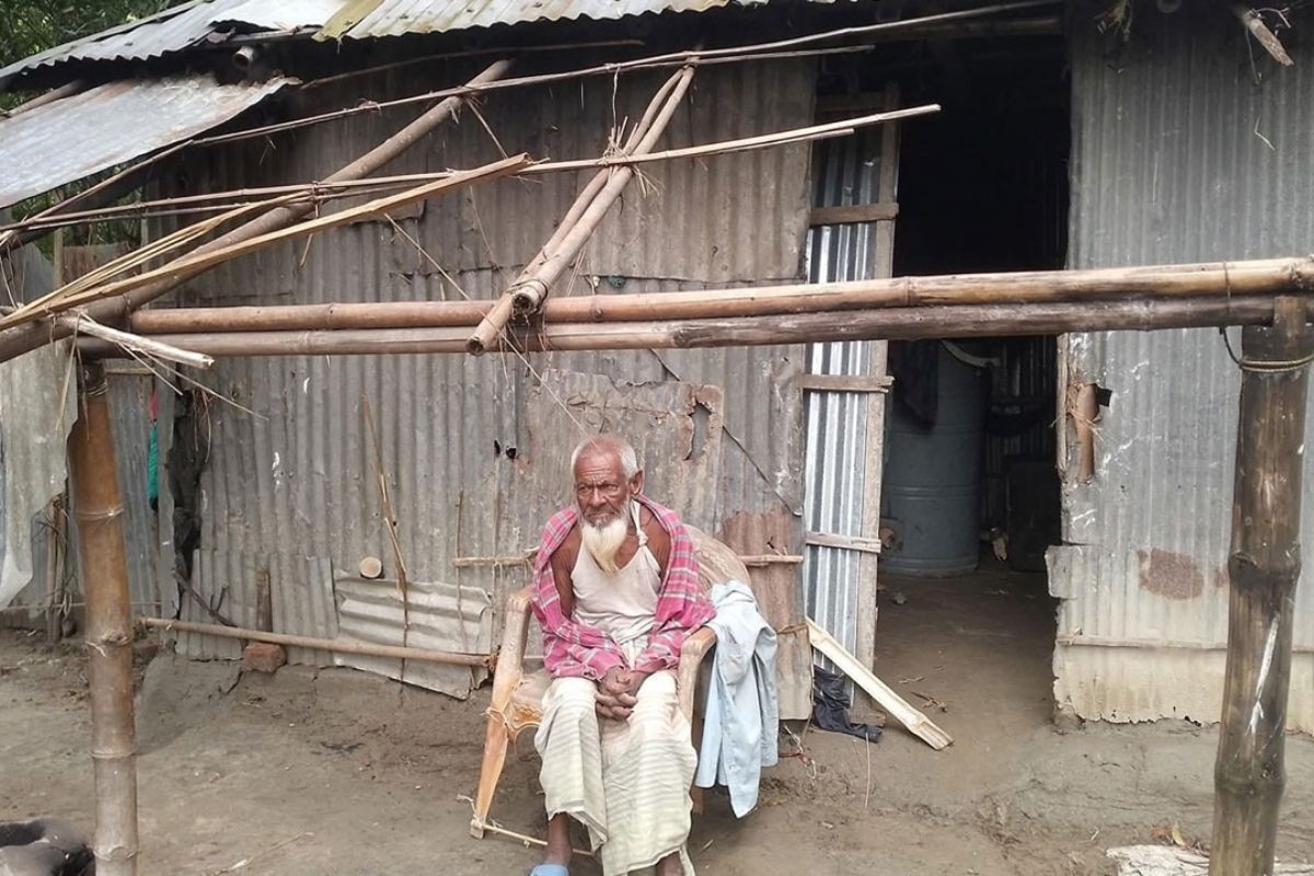 এক হাজার টাকার জন্য বৃদ্ধের ঘরের টিন খুলে নিলেন পাওনাদার