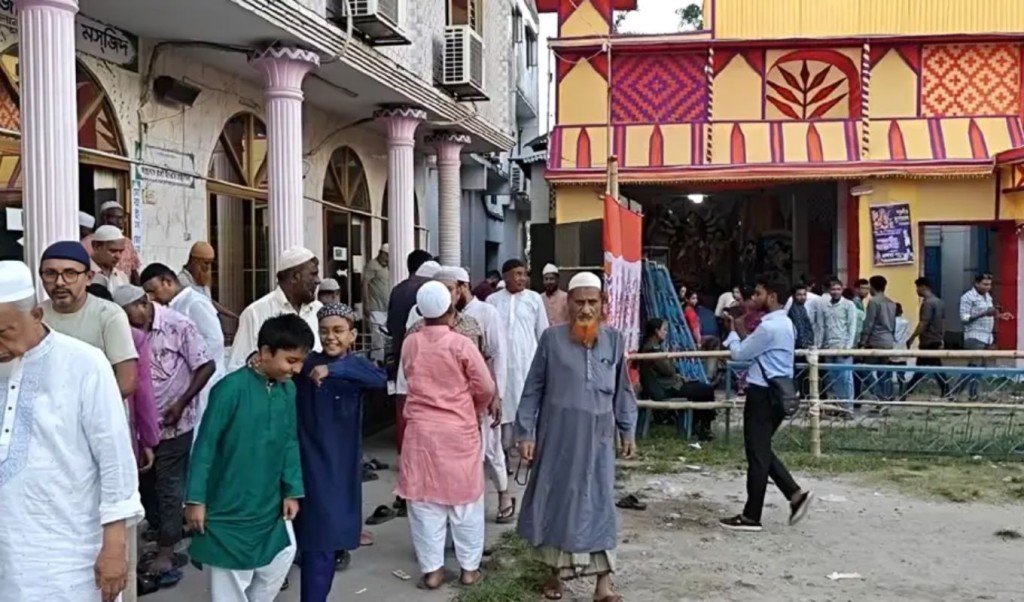 একই প্রাঙ্গণে মসজিদ-মন্দির, লালমনিরহাটে সম্প্রীতির দৃষ্টান্ত 3 একই প্রাঙ্গণে মসজিদ মন্দির লালমনিরহাটে সম্প্রীতির দৃষ্টান্ত 1759290845 একই প্রাঙ্গণে মসজিদ-মন্দির, লালমনিরহাটে সম্প্রীতির দৃষ্টান্ত