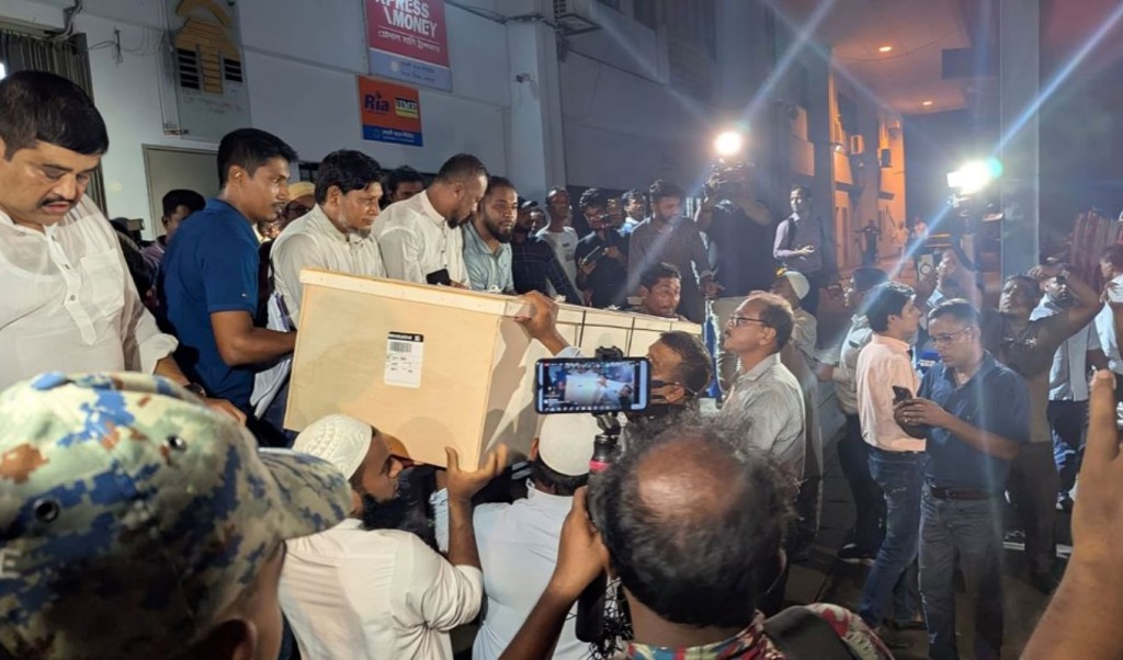 ওমানে নিহত ৮ বাংলাদেশির মরদেহ স্বজনদের কাছে হস্তান্তর 4 ওমানে নিহত ৮ বাংলাদেশির মরদেহ স্বজনদের কাছে হস্তান্তর 1760843711 ওমানে নিহত ৮ বাংলাদেশির মরদেহ স্বজনদের কাছে হস্তান্তর