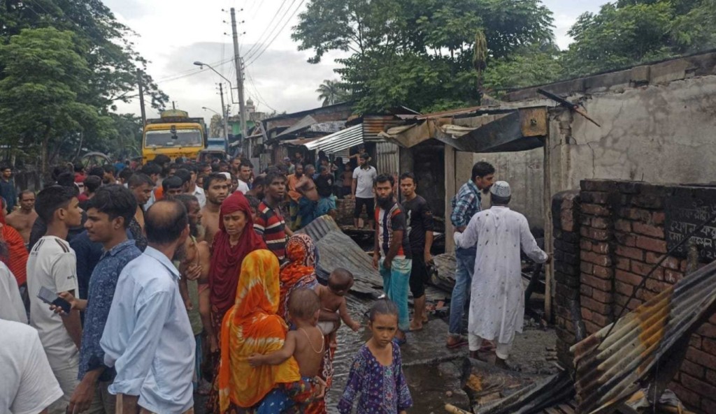 কচাকাটা বাজারে আগুনে পুড়ে ছাই ৮ দোকান 3 কচাকাটা বাজারে আগুনে পুড়ে ছাই ৮ দোকান 1761893345 কচাকাটা বাজারে আগুনে পুড়ে ছাই ৮ দোকান