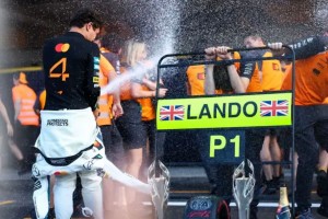 কঠিন সময় পার করেও নরিসের শক্তিশালী জয়ের বার্তা