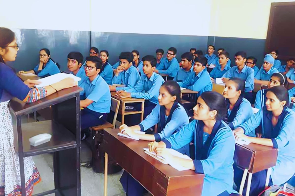 কয়েক লাখ শিক্ষকের বেতনহীন মানবেতর জীবন