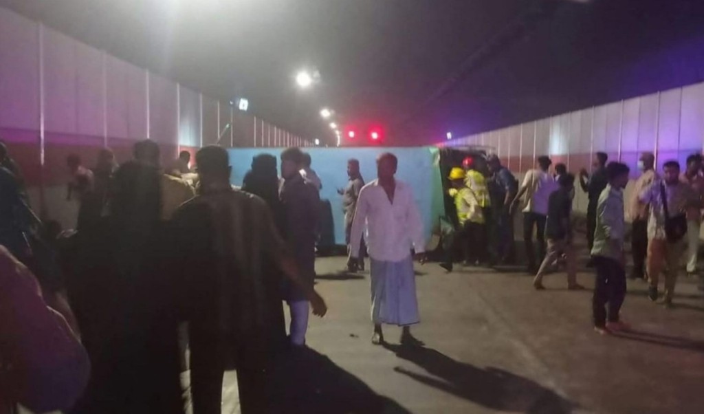 কর্ণফুলী টানেলে বাস উল্টে ৫ আহত 4 কর্ণফুলী টানেলে বাস উল্টে ৫ আহত 1759583752 কর্ণফুলী টানেলে বাস উল্টে ৫ আহত