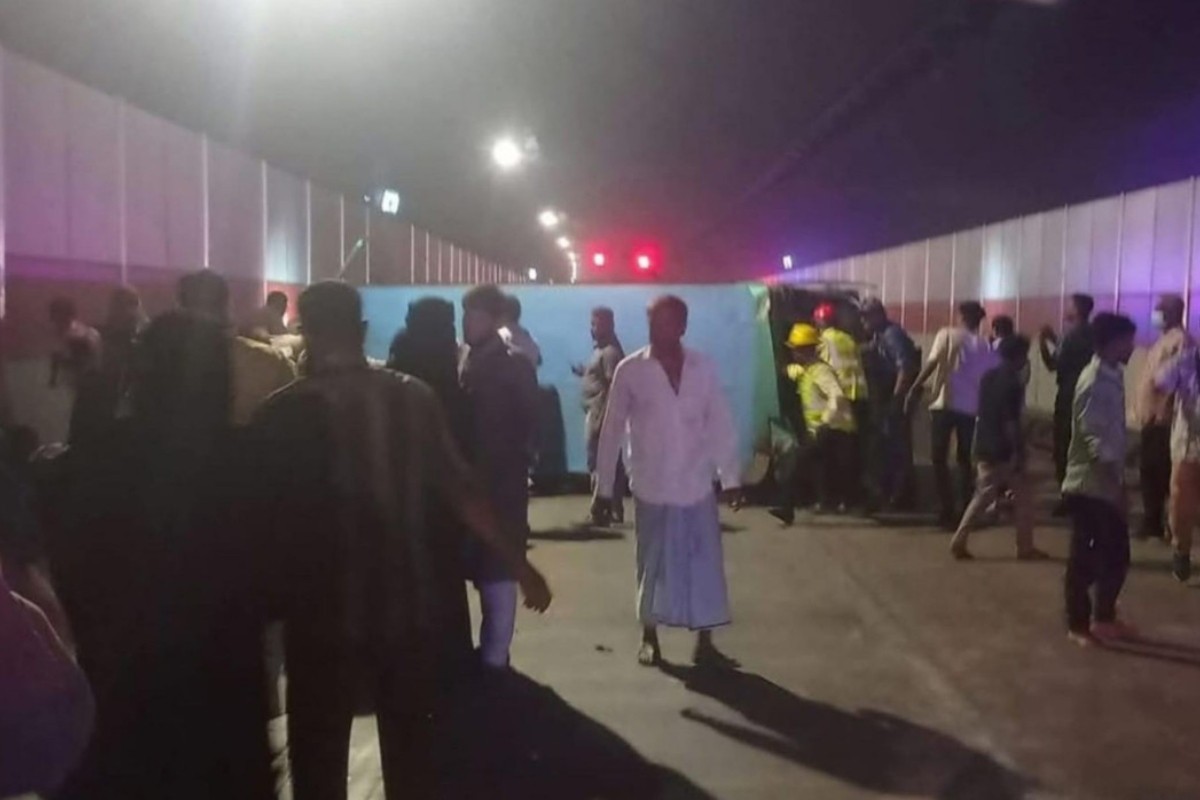 কর্ণফুলী টানেলে বাস উল্টে ৫ আহত
