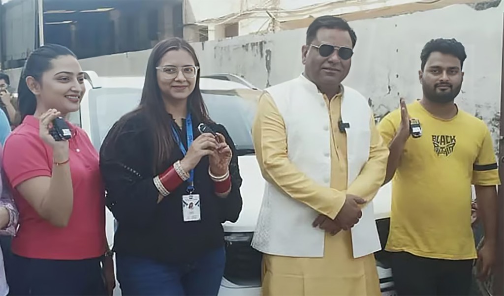 কর্মীদের ৫১টি নতুন গাড়ি উপহার দিয়ে চমকে দিলেন বস 4 কর্মীদের ৫১টি গাড়ি উপহার দিয়ে চমকে দিলেন বস 1761029640 কর্মীদের ৫১টি নতুন গাড়ি উপহার দিয়ে চমকে দিলেন বস