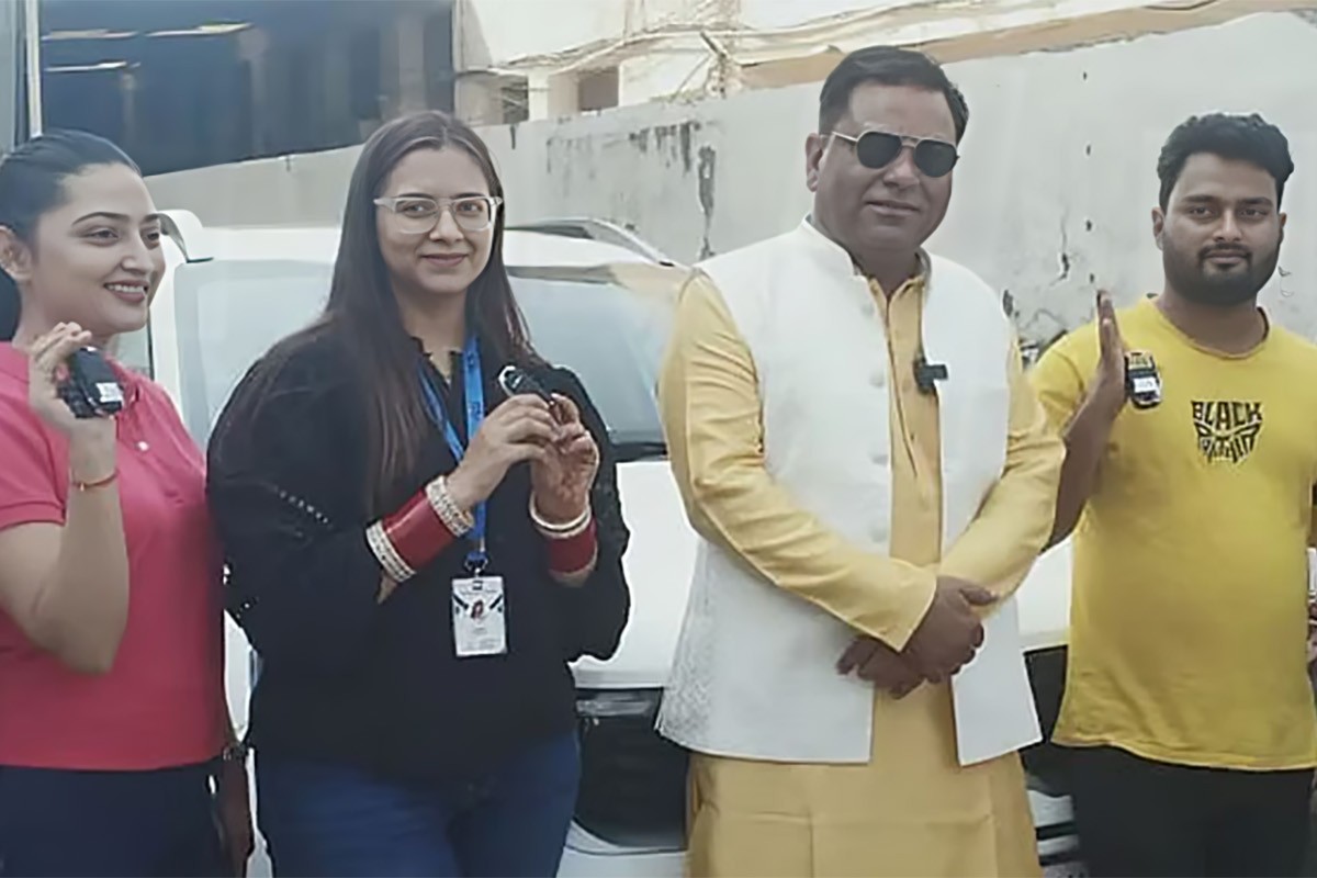 কর্মীদের ৫১টি নতুন গাড়ি উপহার দিয়ে চমকে দিলেন বস