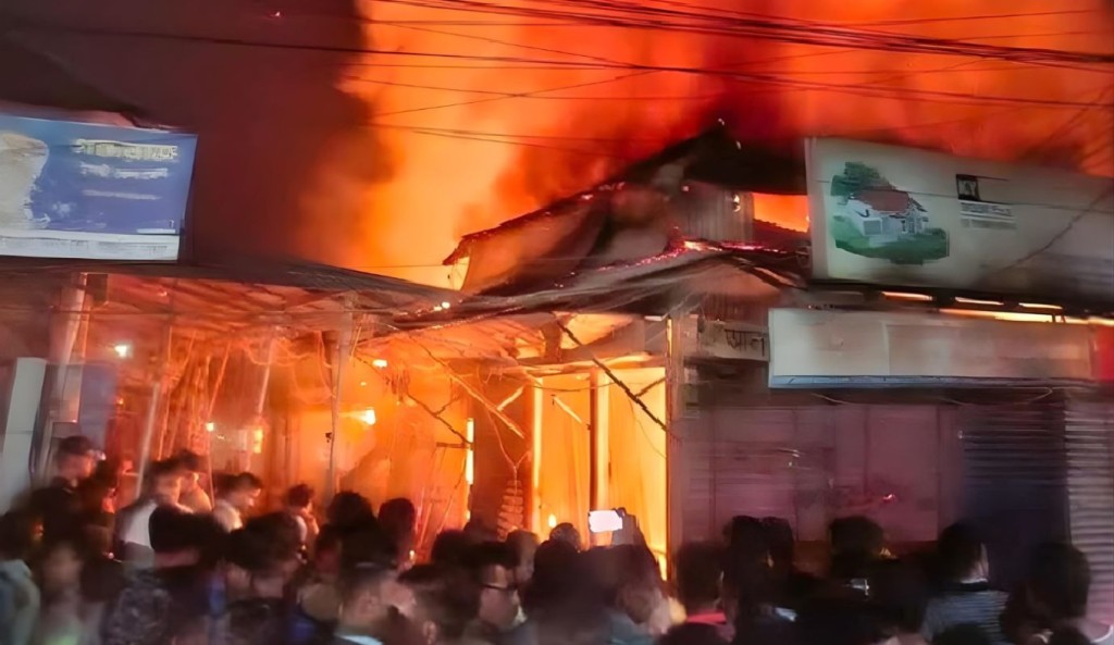 কাদিরদী বাজারে অগ্নিকাণ্ডে ১৭ দোকান পুড়ে ছাই 3 কাদিরদী বাজারে অগ্নিকাণ্ডে ১৭ দোকান পুড়ে ছাই 1760842859 কাদিরদী বাজারে অগ্নিকাণ্ডে ১৭ দোকান পুড়ে ছাই