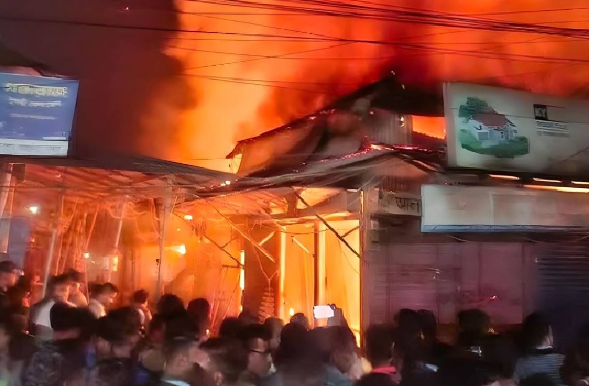 কাদিরদী বাজারে অগ্নিকাণ্ডে ১৭ দোকান পুড়ে ছাই