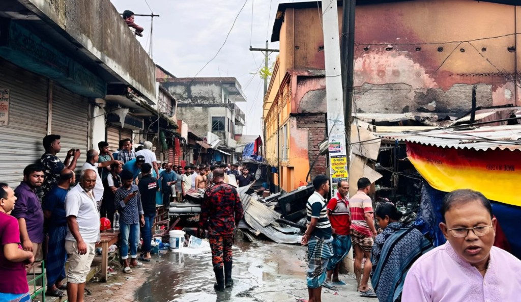 কাপাসিয়া বাজারে আগুনে পুড়লো ৫ দোকান 3 কাপাসিয়া বাজারে আগুনে পুড়লো ৫ দোকান 1759308436 কাপাসিয়া বাজারে আগুনে পুড়লো ৫ দোকান