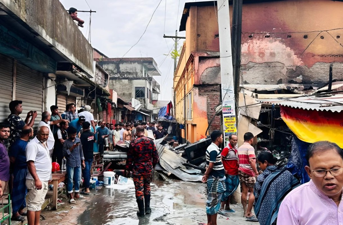 কাপাসিয়া বাজারে আগুনে পুড়লো ৫ দোকান