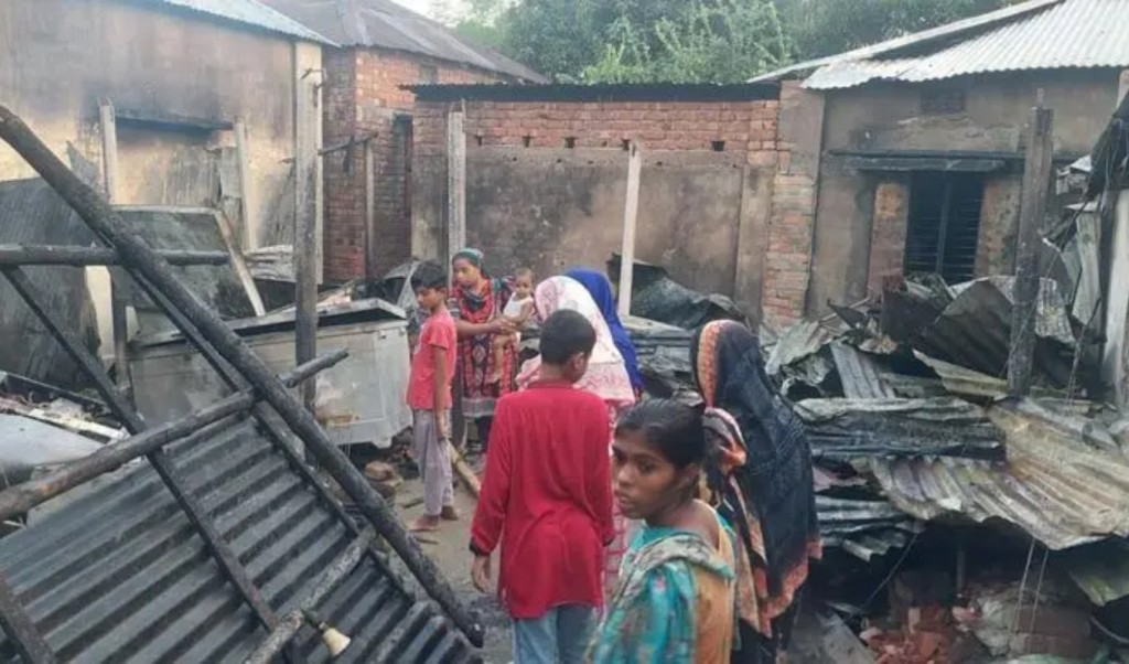 কুপিয়ে ৩ জনকে জখম, মারা যাওয়ার গুজবে অগ্নিসংযোগ-লুটপাট 3 কুপিয়ে ৩ জনকে জখম মারা যাওয়ার গুজবে অগ্নিসংযোগ লুটপাট 1761227529 কুপিয়ে ৩ জনকে জখম, মারা যাওয়ার গুজবে অগ্নিসংযোগ-লুটপাট