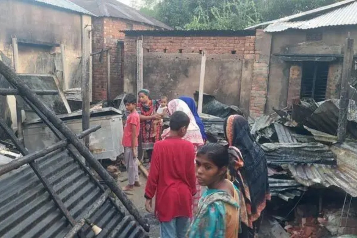 কুপিয়ে ৩ জনকে জখম, মারা যাওয়ার গুজবে অগ্নিসংযোগ-লুটপাট