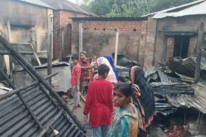 কুপিয়ে ৩ জনকে জখম, মারা যাওয়ার গুজবে অগ্নিসংযোগ-লুটপাট