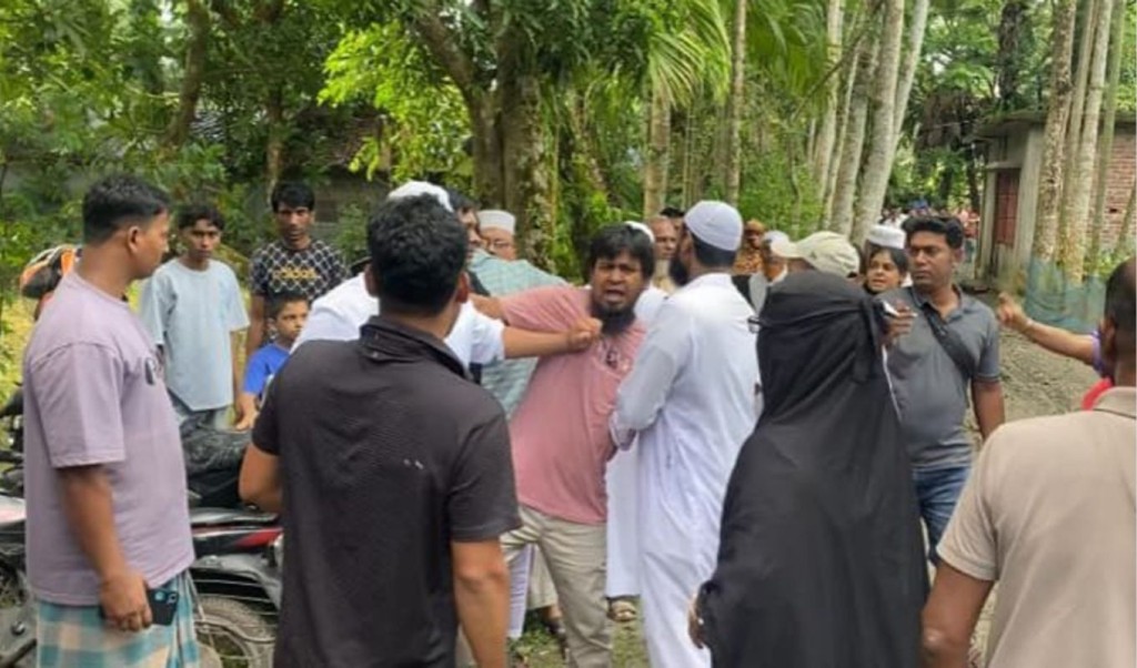 খাটিয়ায় মায়ের লাশ রেখে সম্পত্তির জন্য মারামারি, প্রশাসনের হস্তক্ষেপে দাফন 4 খাটিয়ায় মায়ের লাশ রেখে সম্পত্তির জন্য মারামারি প্রশাসনের হস্তক্ষেপে দাফন 1760010630 খাটিয়ায় মায়ের লাশ রেখে সম্পত্তির জন্য মারামারি, প্রশাসনের হস্তক্ষেপে দাফন