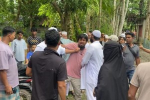 খাটিয়ায় মায়ের লাশ রেখে সম্পত্তির জন্য মারামারি, প্রশাসনের হস্তক্ষেপে দাফন