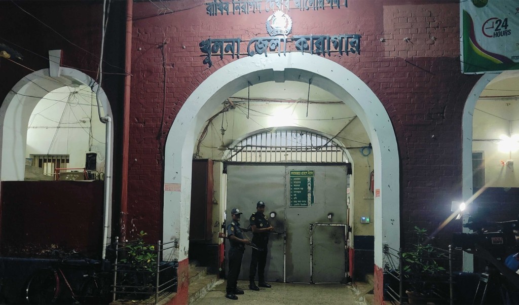 খুলনায় কারাগারে দুই গ্রুপের সংঘর্ষ, ৩ আসামিকে কাশিমপুরে প্রেরণ 3 খুলনায় কারাগারে দুই গ্রুপের সংঘর্ষ ৩ আসামিকে কাশিমপুরে প্রেরণ 1760880238 খুলনায় কারাগারে দুই গ্রুপের সংঘর্ষ, ৩ আসামিকে কাশিমপুরে প্রেরণ