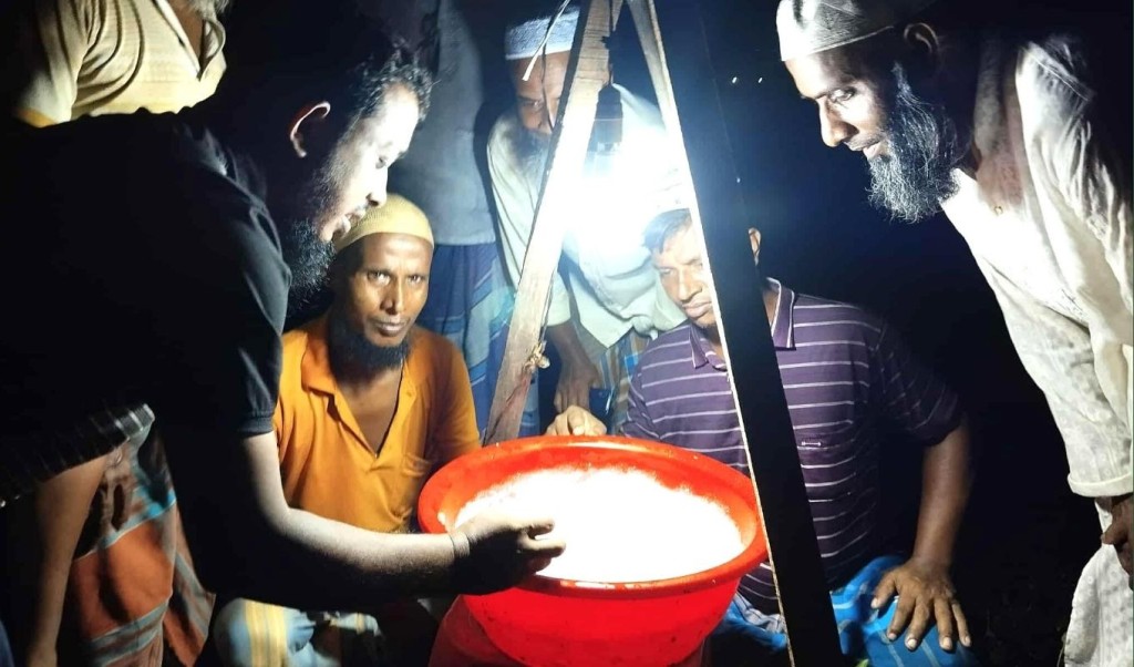 খোকসায় আমন ক্ষেতে পোকার আক্রমণ দমনে ‘আলোক ফাঁদ’ 4 খোকসায় আমন ক্ষেতে পোকার আক্রমণ দমনে ‘আলোক ফাঁদ 1759587916 খোকসায় আমন ক্ষেতে পোকার আক্রমণ দমনে ‘আলোক ফাঁদ’