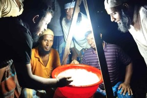 খোকসায় আমন ক্ষেতে পোকার আক্রমণ দমনে ‘আলোক ফাঁদ’