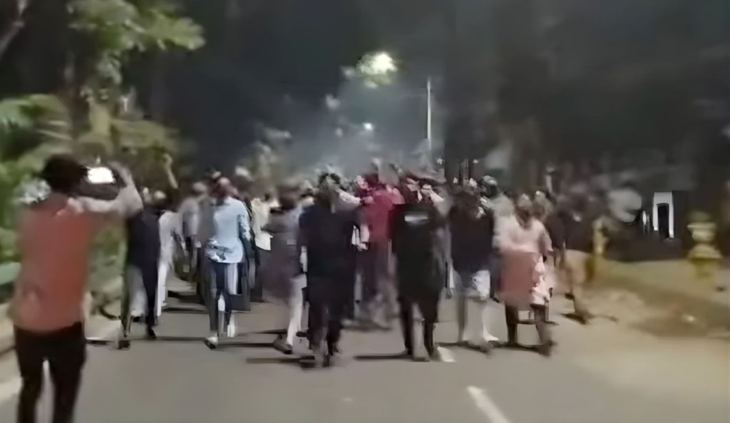 গভীর রাতে আওয়ামী লীগের মিছিল, সাবেক ভূমিমন্ত্রীসহ ১৩৮ জনের বিরুদ্ধে মামলা 4 গভীর রাতে আওয়ামী লীগের মিছিল সাবেক ভূমিমন্ত্রীসহ ১৩৮ জনের বিরুদ্ধে মামলা 1760775577 গভীর রাতে আওয়ামী লীগের মিছিল, সাবেক ভূমিমন্ত্রীসহ ১৩৮ জনের বিরুদ্ধে মামলা