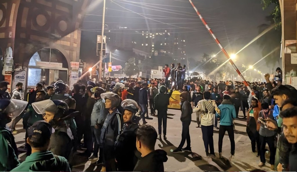 গভীর রাতে ঢাবি ও ঢাকা কলেজের শিক্ষার্থীদের সংঘর্ষ, সাংবাদিকসহ আহত অনেকেই 4 গভীর রাতে ঢাবি ও ঢাকা কলেজের শিক্ষার্থীদের সংঘর্ষ সাংবাদিকসহ আহত অনেকেই 1760322706 গভীর রাতে ঢাবি ও ঢাকা কলেজের শিক্ষার্থীদের সংঘর্ষ, সাংবাদিকসহ আহত অনেকেই