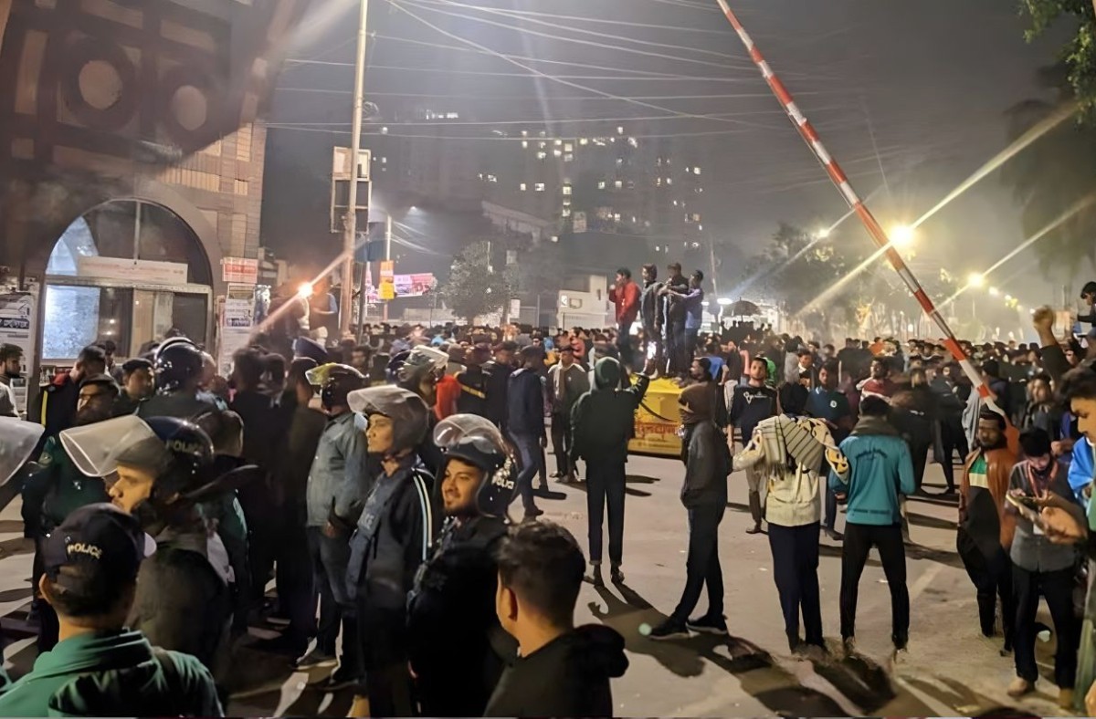 গভীর রাতে ঢাবি ও ঢাকা কলেজের শিক্ষার্থীদের সংঘর্ষ, সাংবাদিকসহ আহত অনেকেই