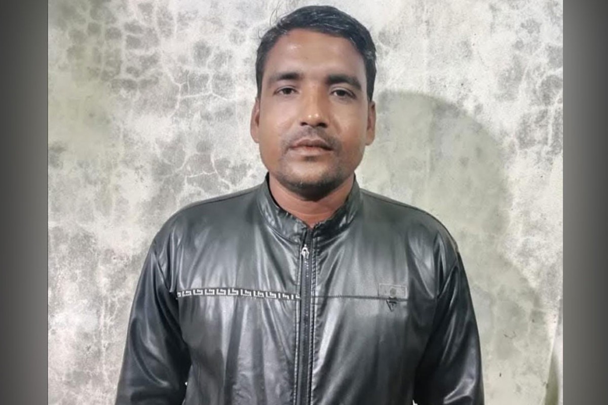 গভীর রাতে বিধবার ঘরে ধরা পড়লেন কৃষকদল নেতা, পদ থেকে বহিষ্কার